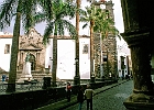 Kirche El Salvador in Santa Cruz : Palmen, Fußgänger